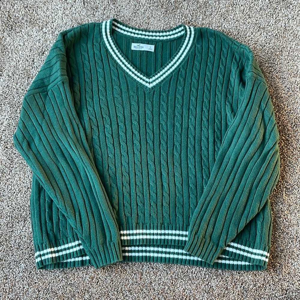 Cozy Hollister sweater!! It is in the size large